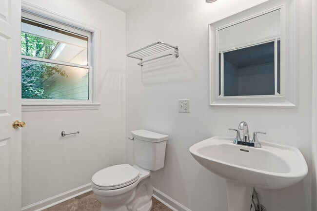 Building Photo - Heart of Chapel Hill! Roosevelt is ready for you!  4 bedrooms/3 bathrooms