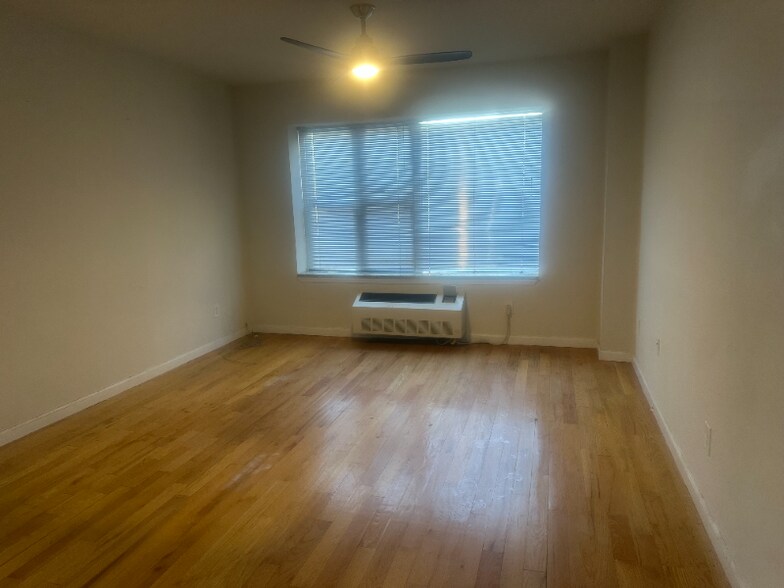 Building Photo - 529 54th St