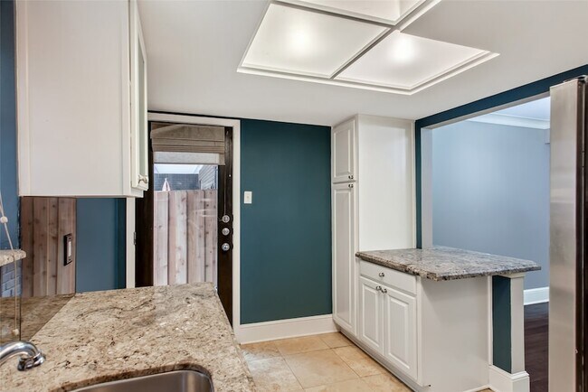 Building Photo - 10205 Regal Oaks Dr