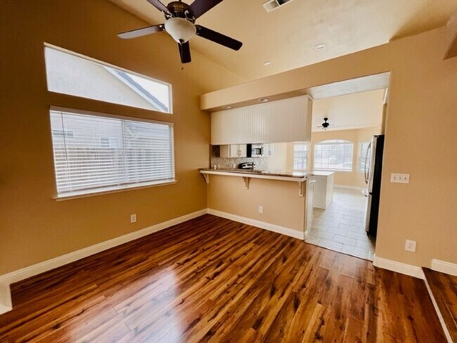 Building Photo - $2,495 Maple & Behymer, 3 Bedroom Home - N...