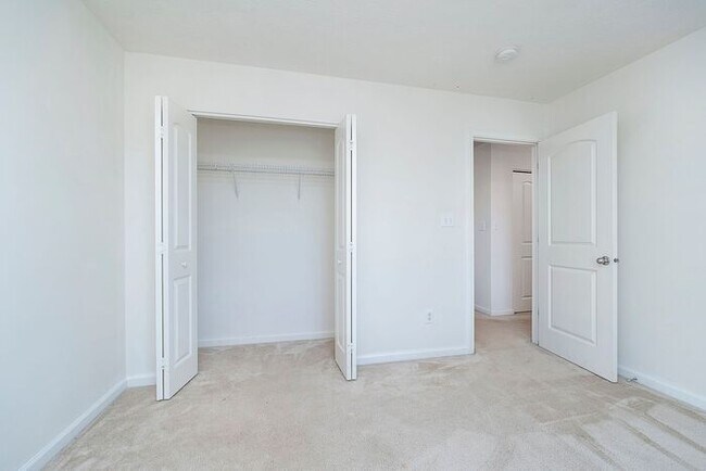 Building Photo - Spacious 3 Bed 2.5 Bath Home in Parks at W...