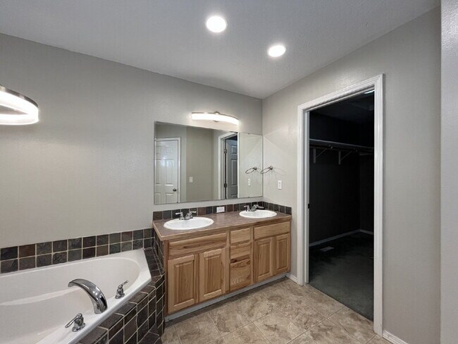 Building Photo - 1754 N Veridian Ave