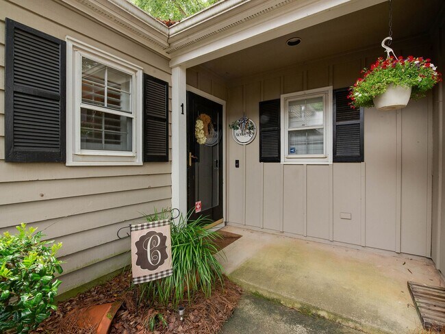 Building Photo - A picture perfect cottage home ready for you with community pool!