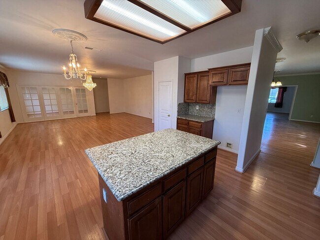 Building Photo - Spacious Single Family Home in Bakersfield...