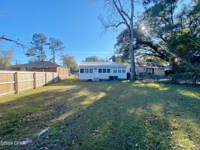 Building Photo - Home Centrally Located in Marianna, FL
