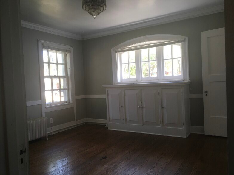 Building Photo - 2407 E Linnwood Ave