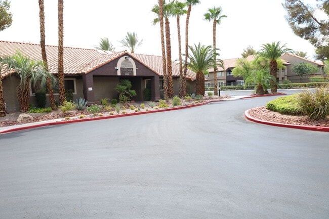 Building Photo - 2 Bedroom 1 Bathroom Centrally Located 1st Floor Condo in Gated Community!