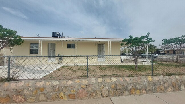 Building Photo - 4 bedroom 2 bathroom home ready now!!!!