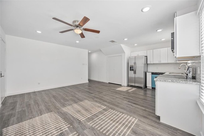 Building Photo - 8222 Bigwood St