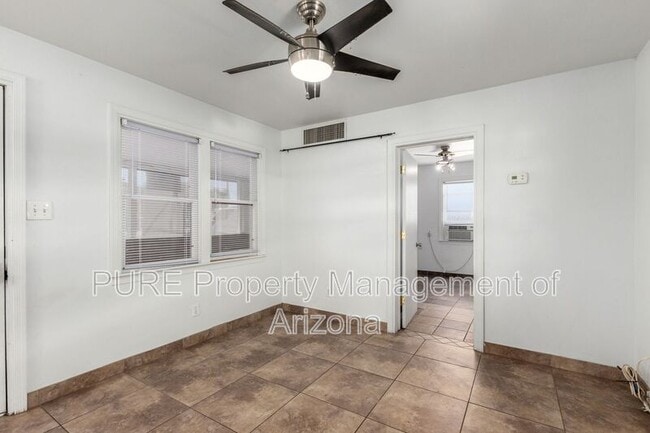 Building Photo - 912 E Montebello Ave