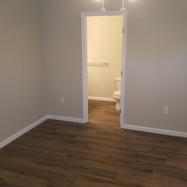 Building Photo - 6401 Salem Park Cir