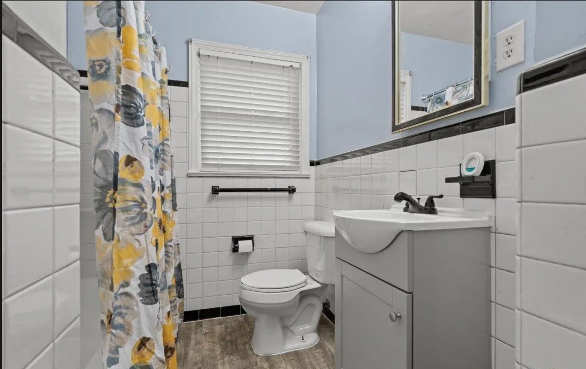 Main Bathroom - 1202 State Rd S-21-1470