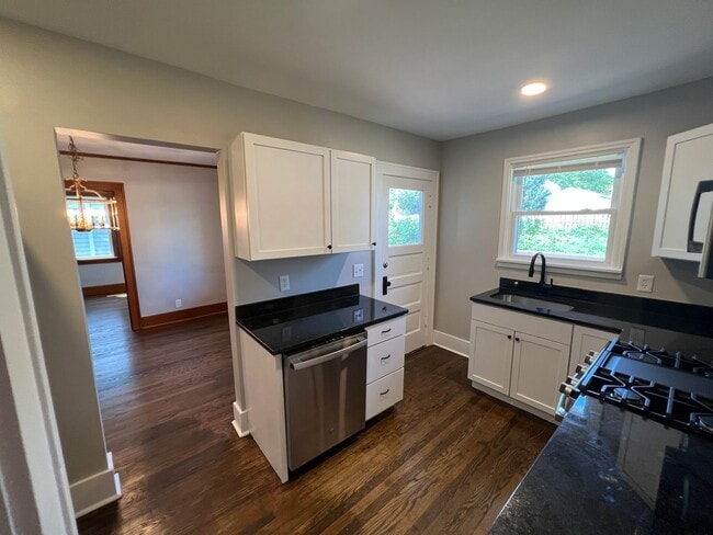 Building Photo - Charming 3BR Home close to Benson/Dundee
