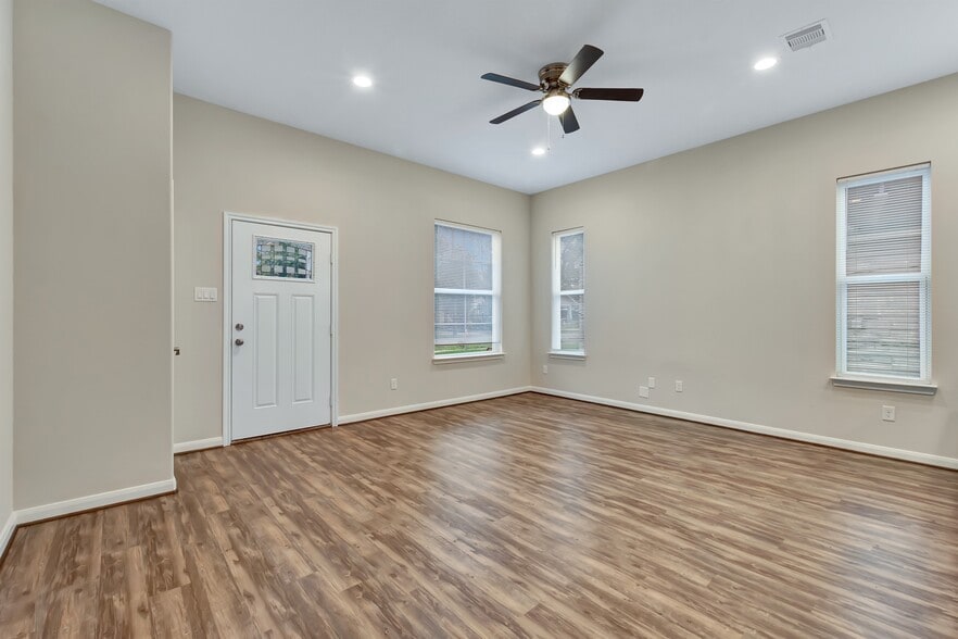 Building Photo - 21 Latham