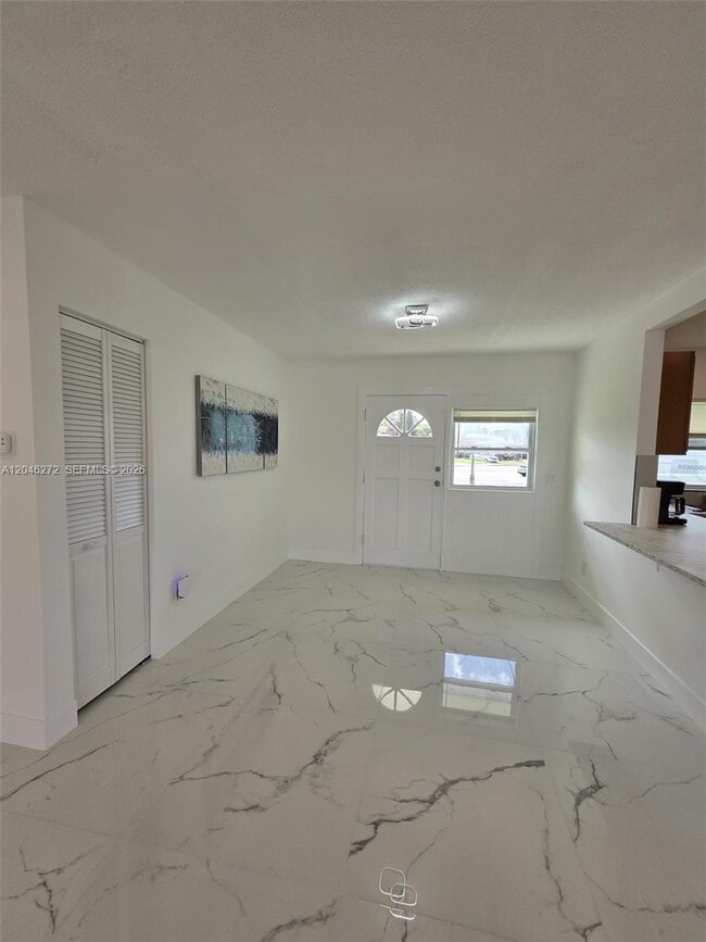 Building Photo - 305 SE Airoso Blvd