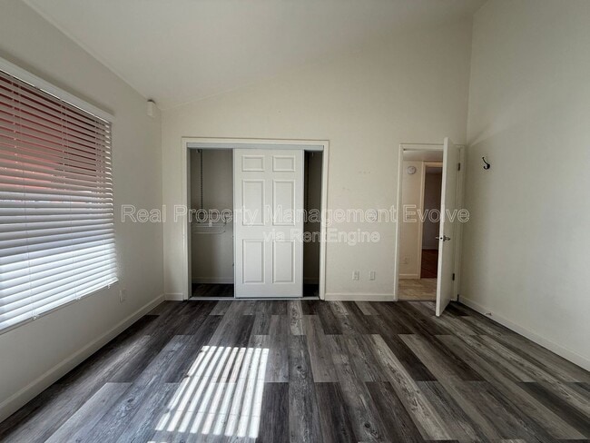 Building Photo - 2146 E 10th St