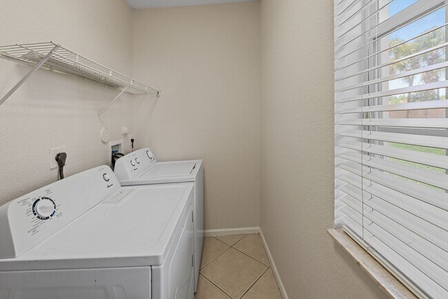 Building Photo - 8401 SW 25th Ct