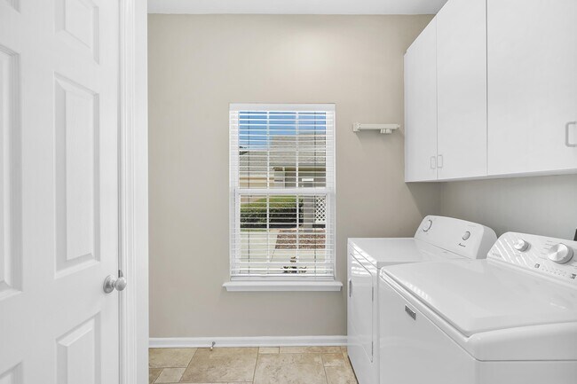 Building Photo - 506 Lakeway Dr