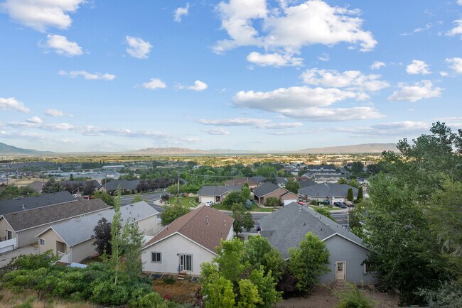 Building Photo - 1376 Alpine Way