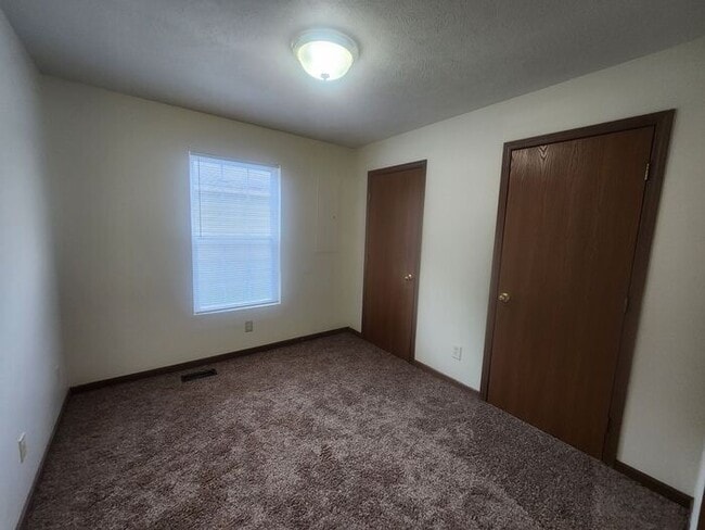 Building Photo - 2 Bedroom Lower Apartment