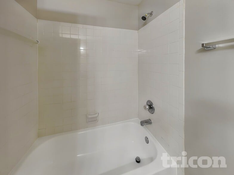 Building Photo - 8312 N Orangeview Ave