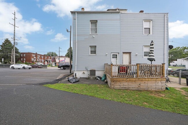Building Photo - 3403 River Rd