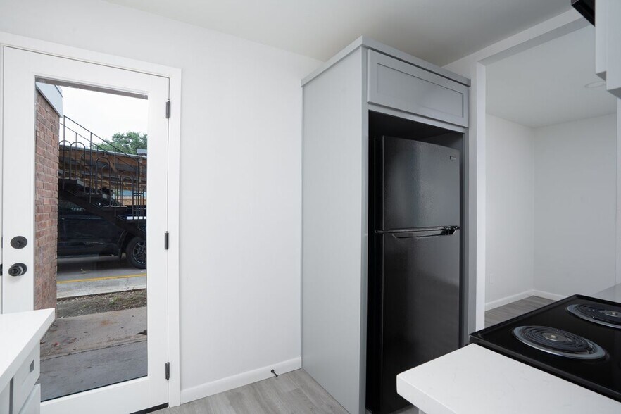 Building Photo - 1107 Shasta Ave W