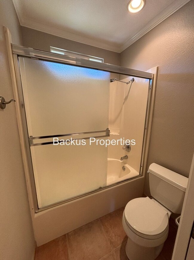 Building Photo - Wonderful property on large acre lot on Ta...