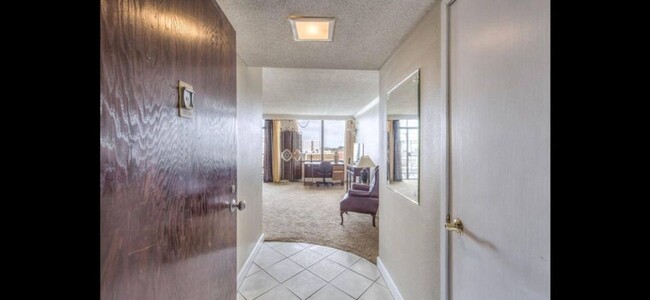 Building Photo - Top Floor 1 Bed High-Rise Condo! Parking I...