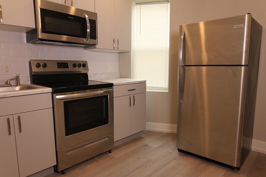 Building Photo - 1649 Pratt St