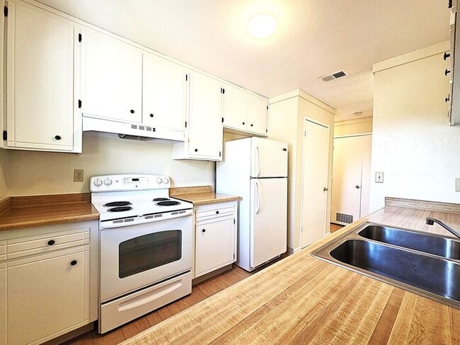 Building Photo - Beautiful, Very Large 2 Bedroom with Garage, Fireplace, Balcony & A/C Near Washoe Golf Course