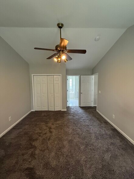 Building Photo - 118 Grove Ln S