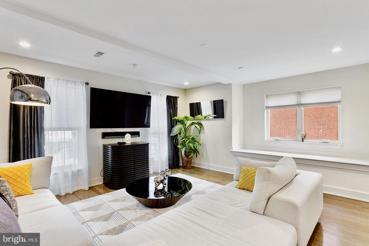 Building Photo - 2536 W Girard Ave