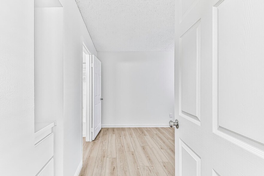 Building Photo - 1075 Loma Ave