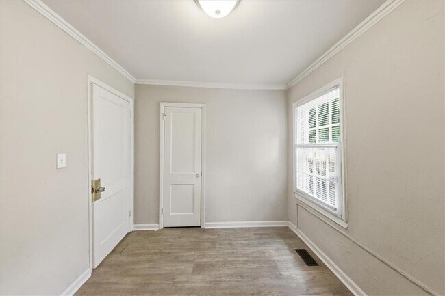 Building Photo - 154 Lawton St SW