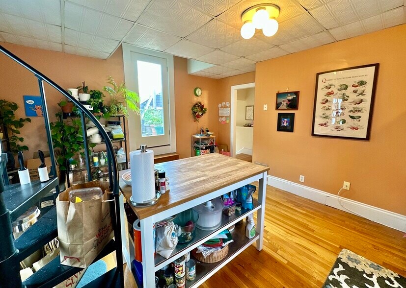 Building Photo - 512 Centre St