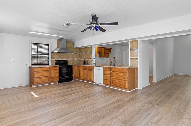 Building Photo - 204 Pebblebrook St