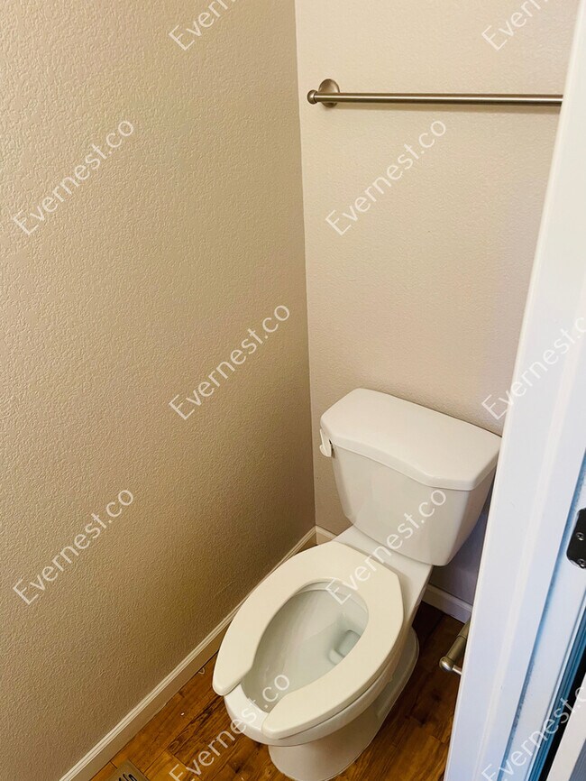 Building Photo - 3-Bed/2.5-Bath/