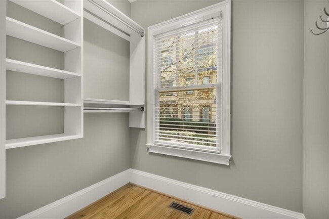 Building Photo - 395 Laurent St NW