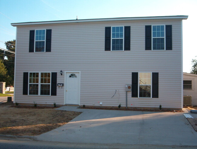 Primary Photo - Nice 2 Story home in Town