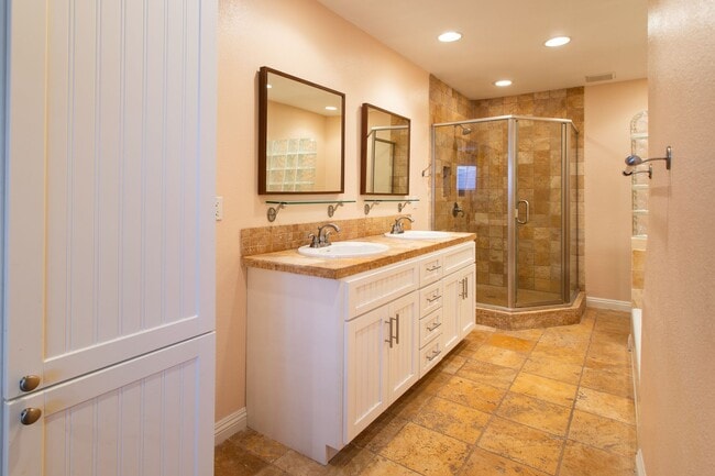 Building Photo - West Hollywood condo