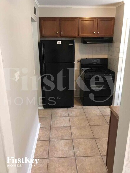 Building Photo - 14525 Dobson Ave