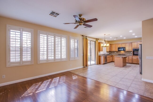 Building Photo - Beautiful 4 bedroom 3 bath plus loft home in the Vistas in Summerlin!