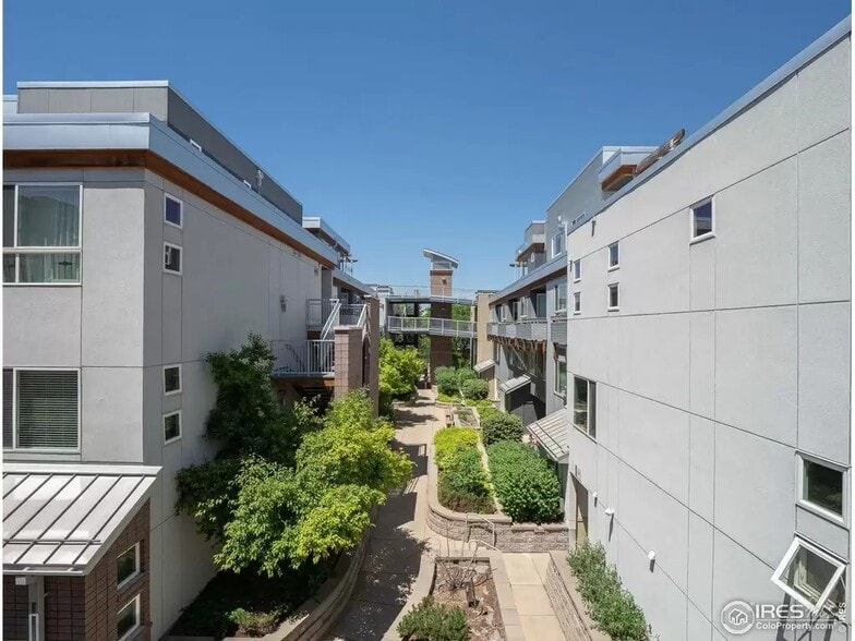 Manicured open spaces - 2850 E College Ave