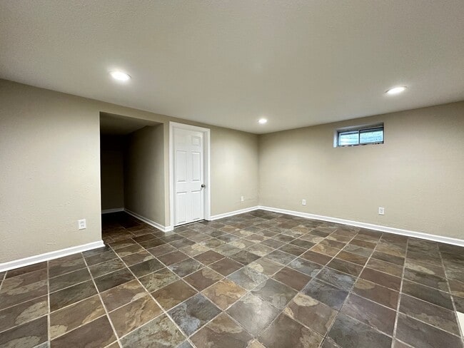 Building Photo - 3 Bedroom 1.5 Bathroom Finished Basement 2...