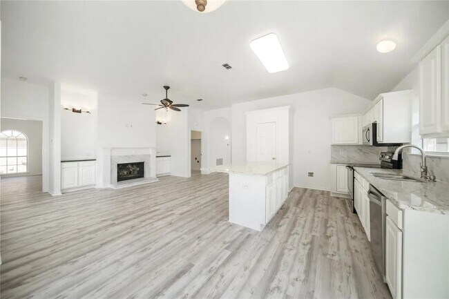 Building Photo - 4824 Holly Berry Dr