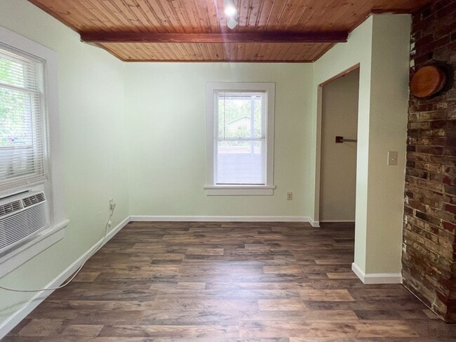 Building Photo - 2BR/1BA Pet Friendly Cottage off Waldo Roa...