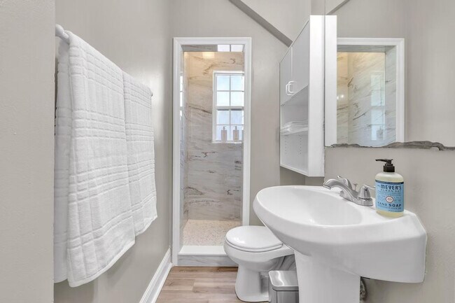 Building Photo - 908 Buena Vista Dr