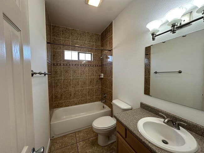 Building Photo - 302 Echo Valley Dr