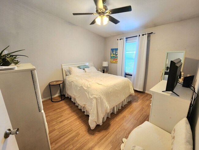 Building Photo - Top floor, corner unit condo off Shore Drive just two blocks from the bay!